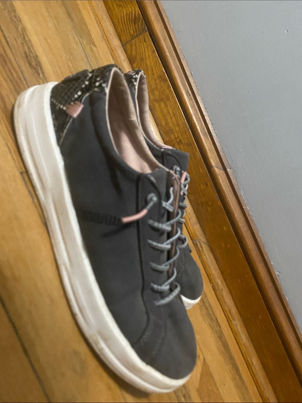 Women’s Gray and pink heydudes size 7
